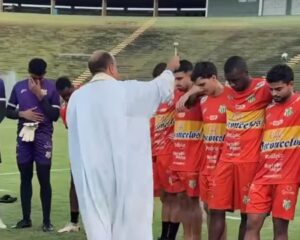 Padre joga gua benta em jogadores do Uberlndia (foto: Reproduo de vdeo)