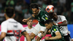 Disputa area entre jogadores de Palmeiras e So Paulo (foto: Cesar Greco/Palmeiras)