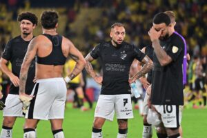 Jogadores do Corinthians aps a derrota por 3 a 0 para o Barcelona de Guayaquil (foto: MARCOS PIN / AFP)