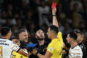 Sergio Ramos recebeu o carto amarelo por lance violento na partida entre Pumas e Monterrey (foto: Yuri CORTEZ / AFP)