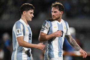 Julin lvarez e Alexis Mac Allister, jogadores da Seleo Argentina (foto: Eitan ABRAMOVICH / AFP)