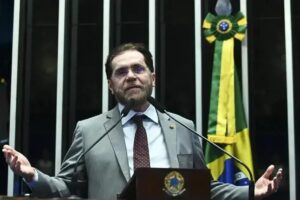 Senador Plínio Valério gera polêmica com comentário sobre Marina Silva em evento