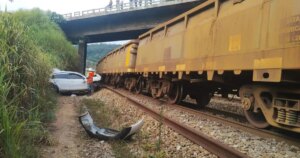 Carro é atingido por locomotiva da Vale em Nova Era