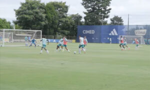 Villalba chutou bola no travesso em jogo-treino do Cruzeiro na Toca (foto: Fbio Figueiredo/Cruzeiro)