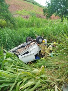 Homem tosse e capota carro na BR-116 em Governador Valadares