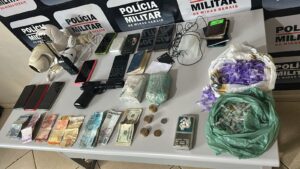 Polícia Militar prende quatro pessoas por tráfico de drogas em Engenheiro Caldas