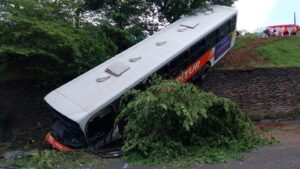 Sete ficam feridos em acidente com ônibus no perímetro urbano de Ipatinga | Vales de Minas Gerais