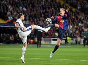 alhanoglu, da Inter de Milo, e De Jong, do Barcelona (foto: Josep LAGO / AFP)