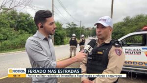 Caminhão capota na BR-116 e deixa motorista gravemente ferido, em Catuji