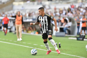 Cuello, atacante argentino do Atltico, em ao contra o Botafogo (foto: Ramon Lisboa/EM/D.A. Press)