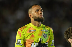 Everson com mo abaixo do escudo do Atltico (foto:  Pedro Souza / Atltico)