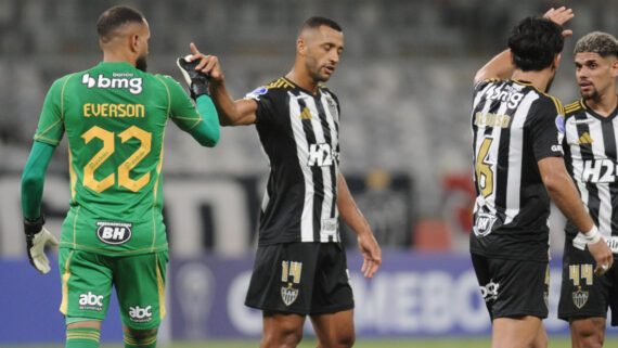 Jogadores do Atltico reunidos durante jogo no Mineiro (foto: Alexandre Guzanshe/EM/D.A. Press)