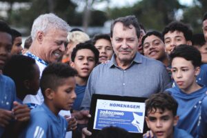 Pedro Loureno carrega placa em homenagem a Joozinho, dolo do Cruzeiro (foto: Gustavo Martins/ Cruzeiro)