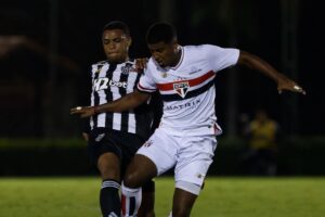 Lance do jogo entre So Paulo e Atltico pelo Campeonato Brasileiro Sub-20 (foto: Rubens Chiri/Saopaulofc)