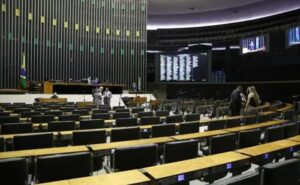 Câmara dos Deputados suspende votação programada devido à falta de consenso