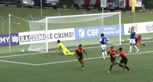 Jogadores do Athletico-PR celebram gol contra o Cruzeio no Brasileiro Sub-20 (foto: Reproduo/Cruzeiro TV)