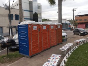 Banheiros Químicos abandonados na Praça 29 de Abril, com dejetos, se tornaram um problema para os moradores