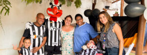 Paciente com doença rara do Hospital Infantil João Paulo II recebe visita do Galo Doido em casa