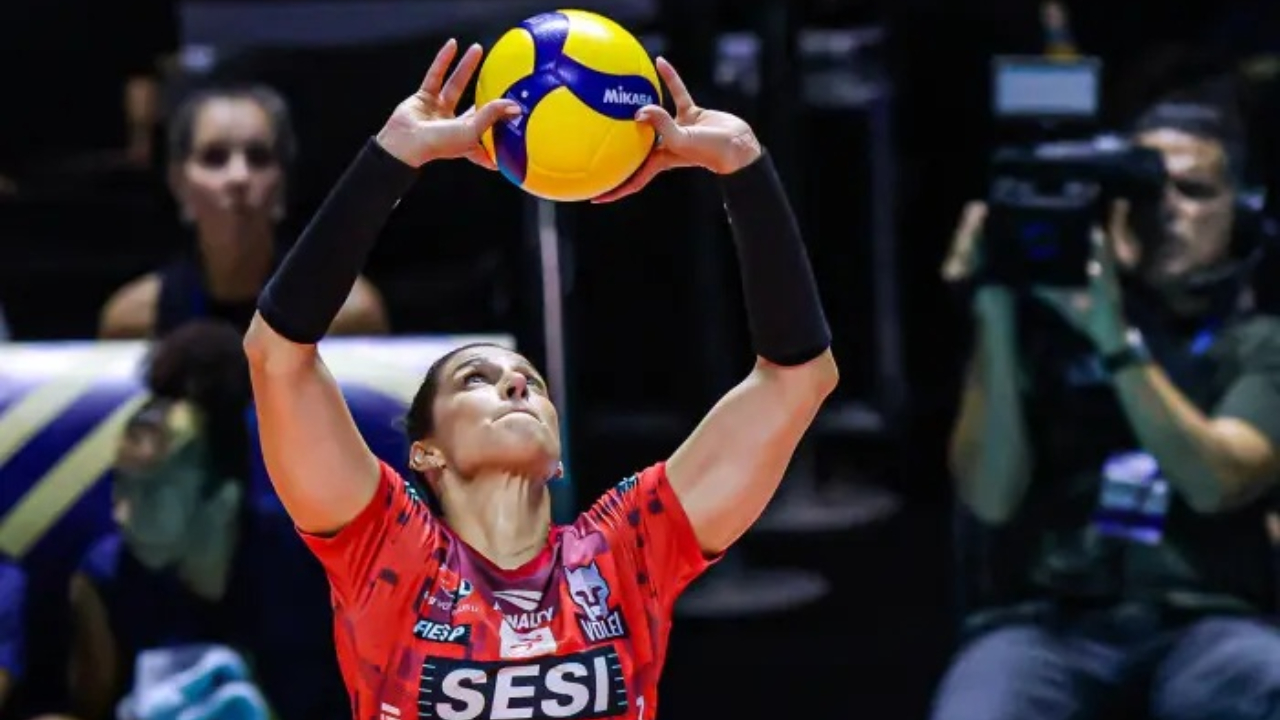 Dani Lins, levantadora do Bauru, e o carinho com a bola de vlei - (foto: Wander Roberto/Inovafoto/CBV) Dani Lins, levantadora do Bauru, e o carinho com a bola de vlei - (foto: Wander Roberto/Inovafoto/CBV)