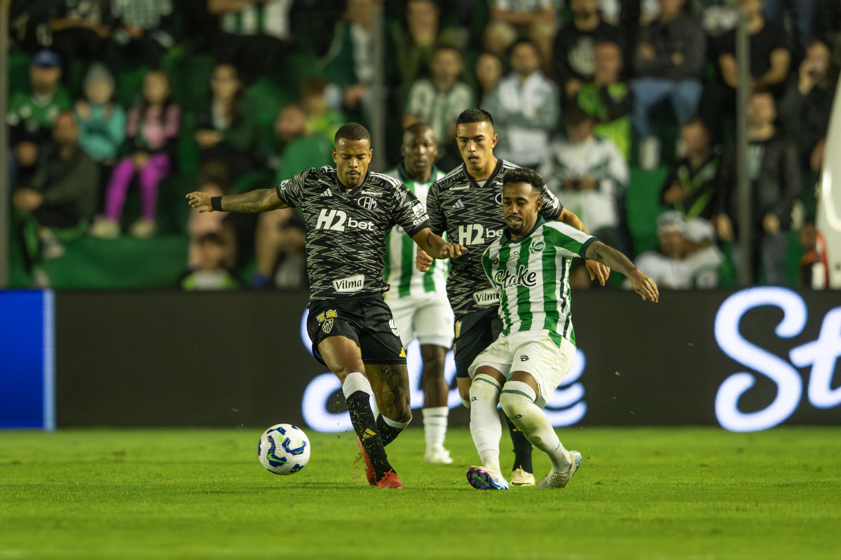 Caio em disputa de bola pelo Atltico contra o Juventude - (foto: Pedro Souza/Atltico) Caio em disputa de bola pelo Atltico contra o Juventude - (foto: Pedro Souza/Atltico)