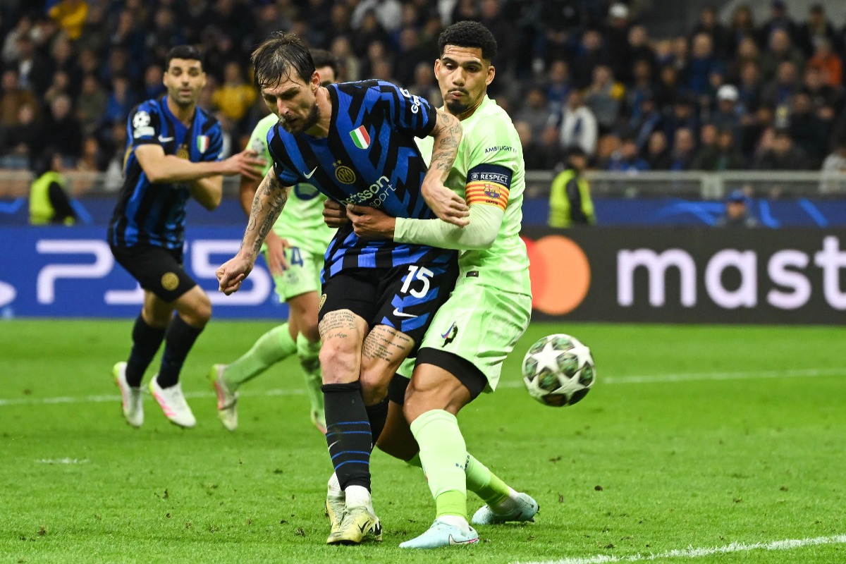 O chute de Acerbi para marcar para a Inter de Milo contra o Barcelona - (foto: PIERO CRUCIATTI / AFP) O chute de Acerbi para marcar para a Inter de Milo contra o Barcelona - (foto: PIERO CRUCIATTI / AFP)