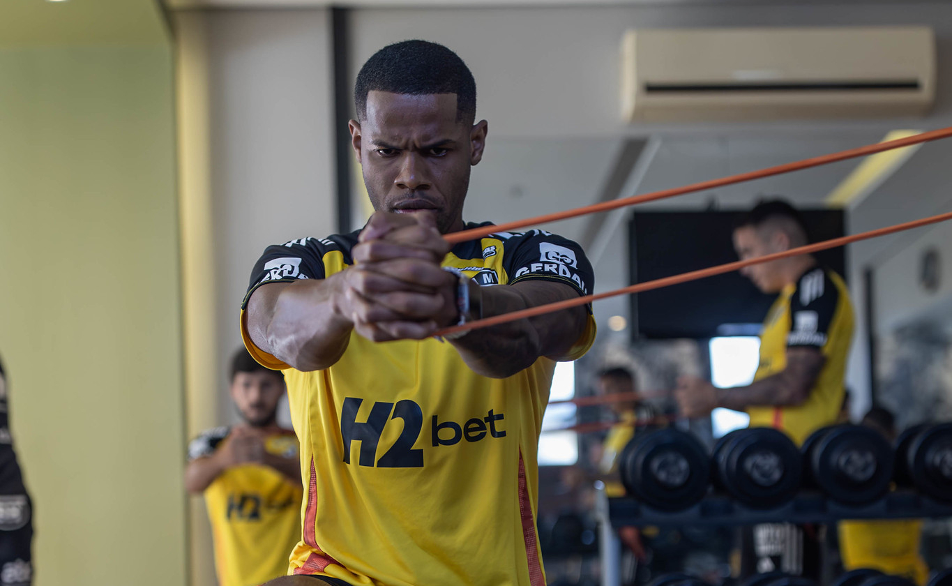 Jnior Santos junto delegao do Atltico em Porto Alegre - (foto: Pedro Souza/Atltico) Jnior Santos junto delegao do Atltico em Porto Alegre - (foto: Pedro Souza/Atltico)