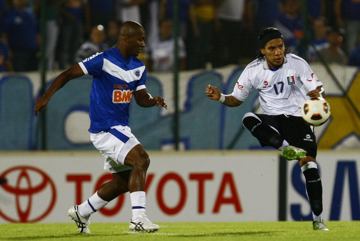 Gilberto, do Cruzeiro, disputa bola com Dayro Moreno, do Once Caldas - (foto: Jorge Gontijo/EM/D.A Press - 04/05/2011) Gilberto, do Cruzeiro, disputa bola com Dayro Moreno, do Once Caldas - (foto: Jorge Gontijo/EM/D.A Press - 04/05/2011)