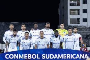 Jogadores do Cruzeiro posicionados para foto antes de duelo com Mushuc Runa, pela Sul-Americana (foto: Gustavo Aleixo/Cruzeiro)