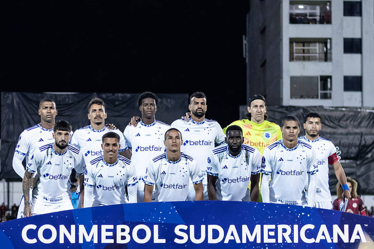 Jogadores do Cruzeiro posicionados para foto antes de duelo com Mushuc Runa, pela Sul-Americana - (foto: Gustavo Aleixo/Cruzeiro) Jogadores do Cruzeiro posicionados para foto antes de duelo com Mushuc Runa, pela Sul-Americana - (foto: Gustavo Aleixo/Cruzeiro)