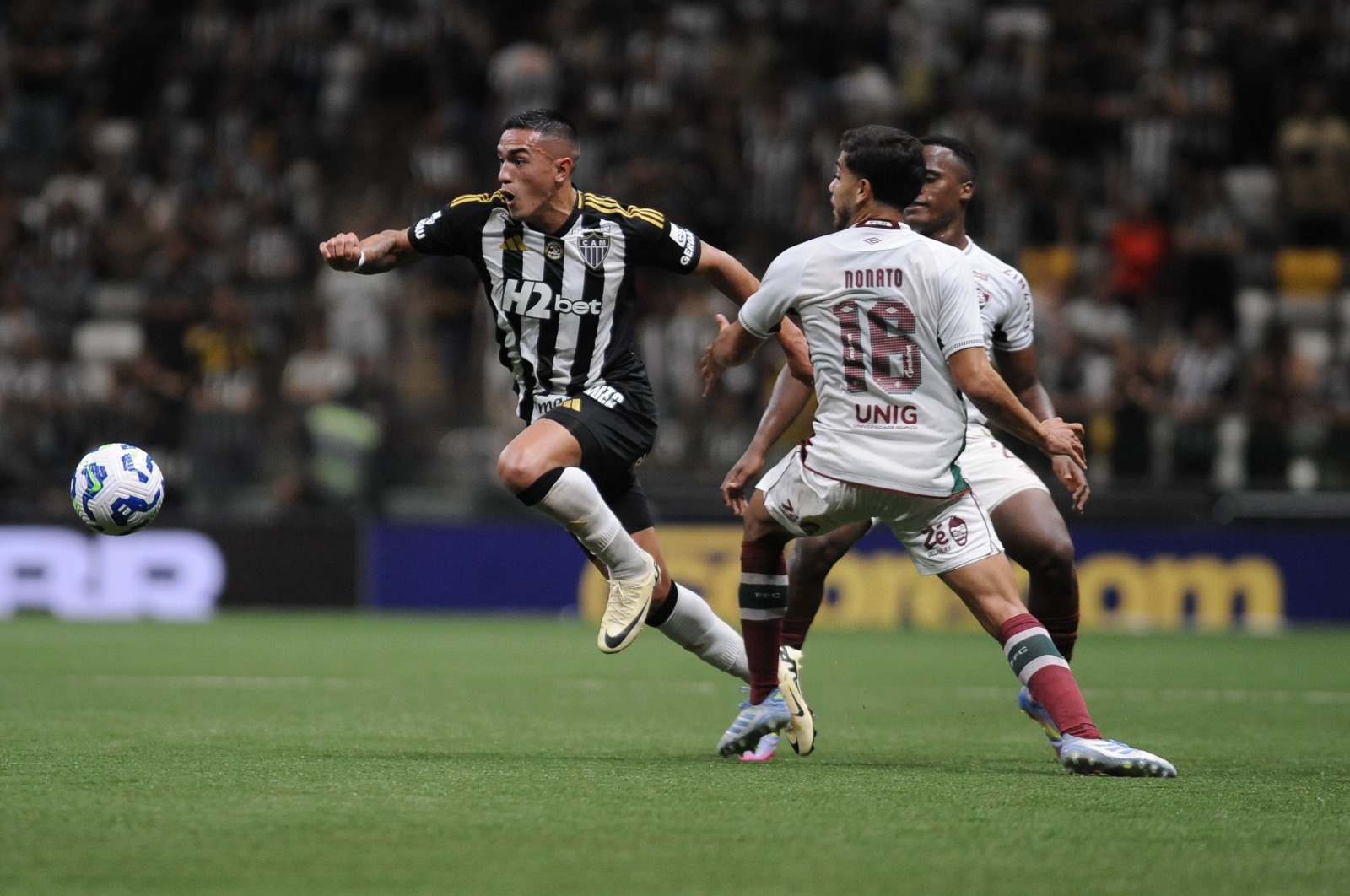 Cuello parte para cima de adversrios e arrisca drible em duelo entre Atltico e Fluminense, na Arena MRV - (foto: Alexandre Guzanshe/EM/D.A. Press) Cuello parte para cima de adversrios e arrisca drible em duelo entre Atltico e Fluminense, na Arena MRV - (foto: Alexandre Guzanshe/EM/D.A. Press)