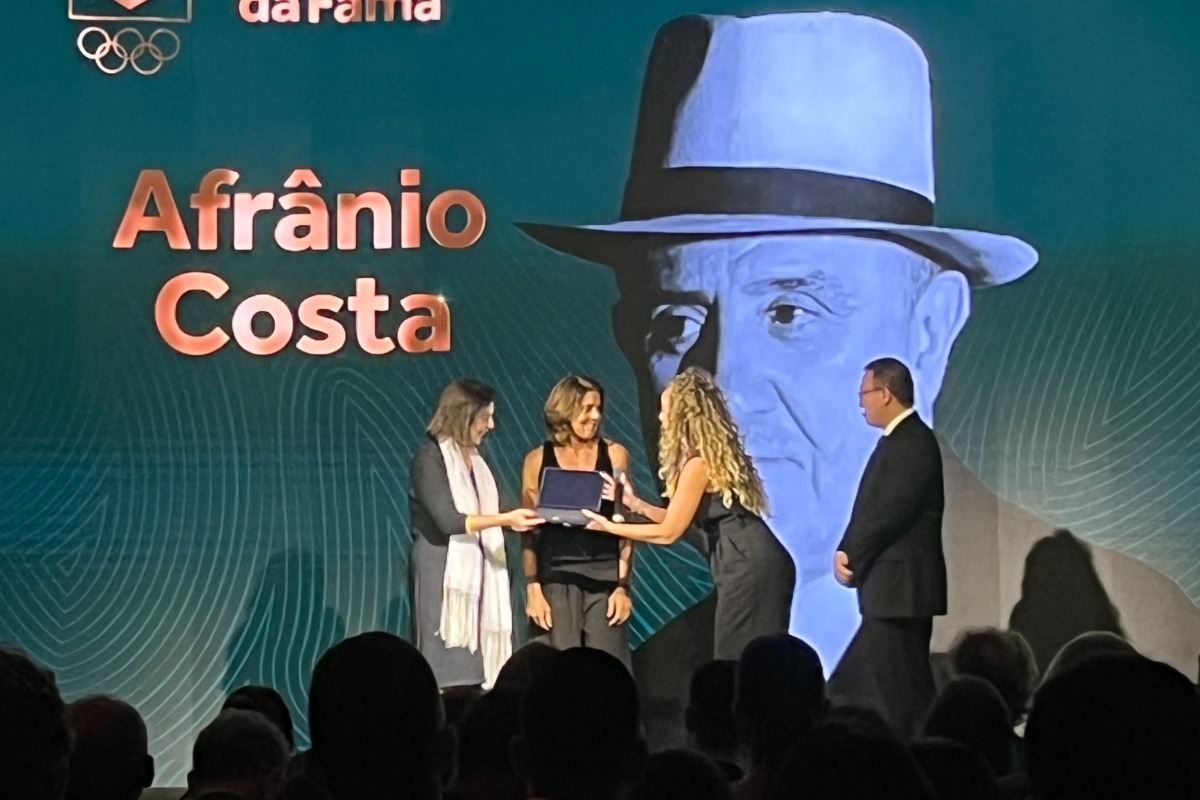 Cristina Ferraz, sobrinha-neta de Afrnio Costa, recebendo a premiao pstuma ao tio - (foto: Pedro Bueno / No Ataque ) Cristina Ferraz, sobrinha-neta de Afrnio Costa, recebendo a premiao pstuma ao tio - (foto: Pedro Bueno / No Ataque )
