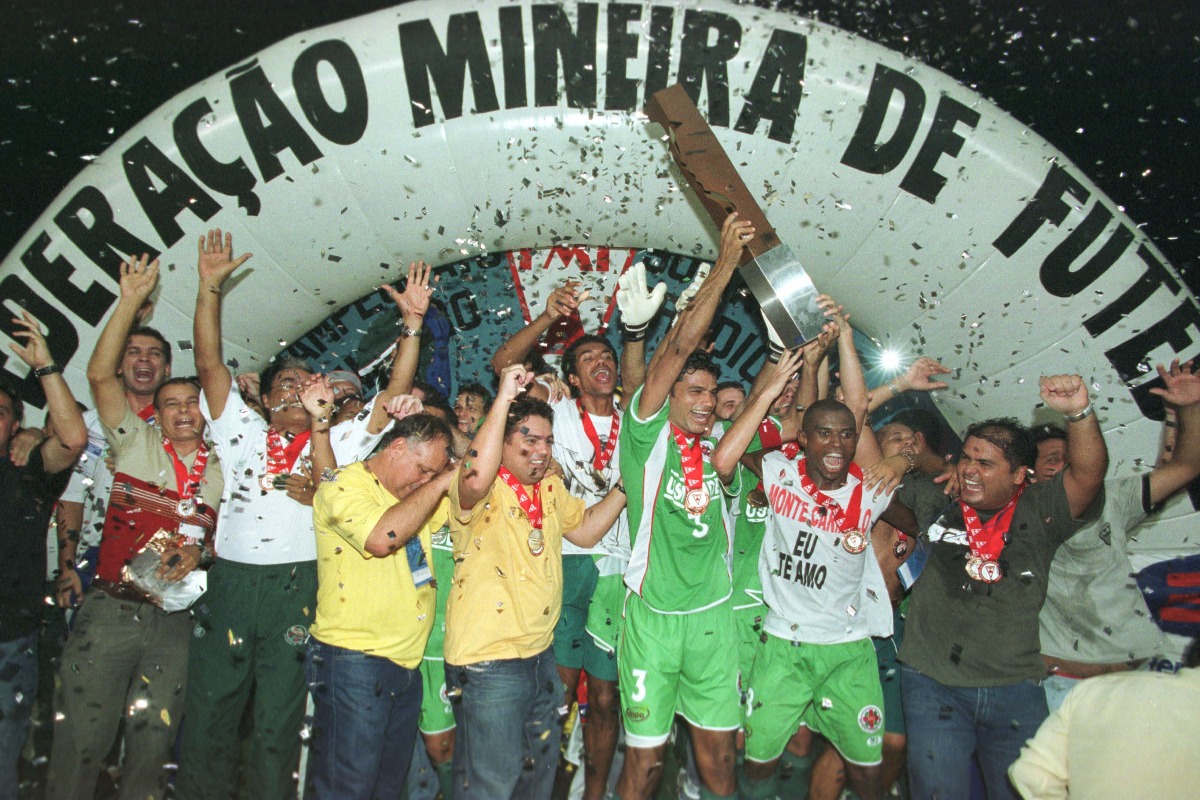 Jogadores do Ipatinga comemoram ttulo mineiro em 2005 - (foto: Marcos Michelin/EM - 17/04/2005) Jogadores do Ipatinga comemoram ttulo mineiro em 2005 - (foto: Marcos Michelin/EM - 17/04/2005)