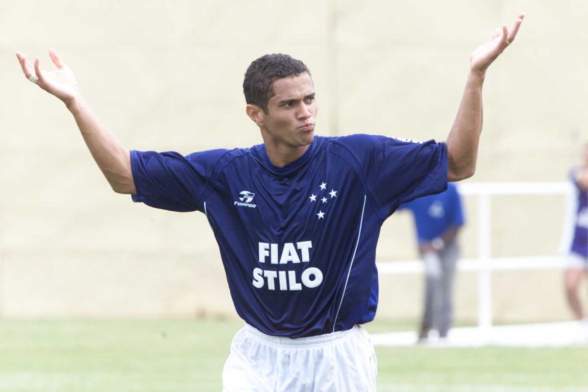 Marcelo Ramos em ao pelo Cruzeiro na temporada 2003 - (foto: Jorge Gontijo/Estado de Minas - 26/01/2003) Marcelo Ramos em ao pelo Cruzeiro na temporada 2003 - (foto: Jorge Gontijo/Estado de Minas - 26/01/2003)