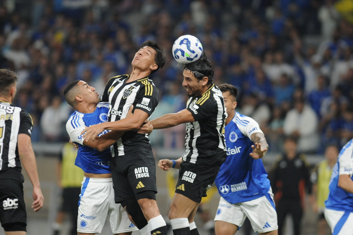 Lance de Cruzeiro x Atltico - (foto: Edesio Ferreira/EM/DA.Press) Lance de Cruzeiro x Atltico - (foto: Edesio Ferreira/EM/DA.Press)