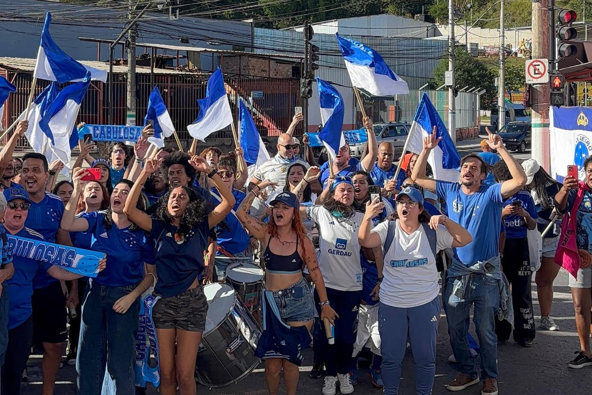 Recepo das atletas do Cruzeiro pela caravana da Desorganizada Cabulosa