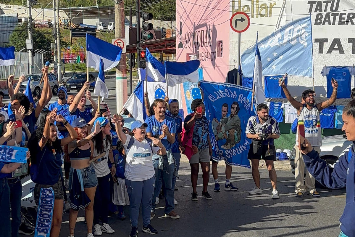 Recepo das atletas do Cruzeiro pela caravana da Desorganizada Cabulosa