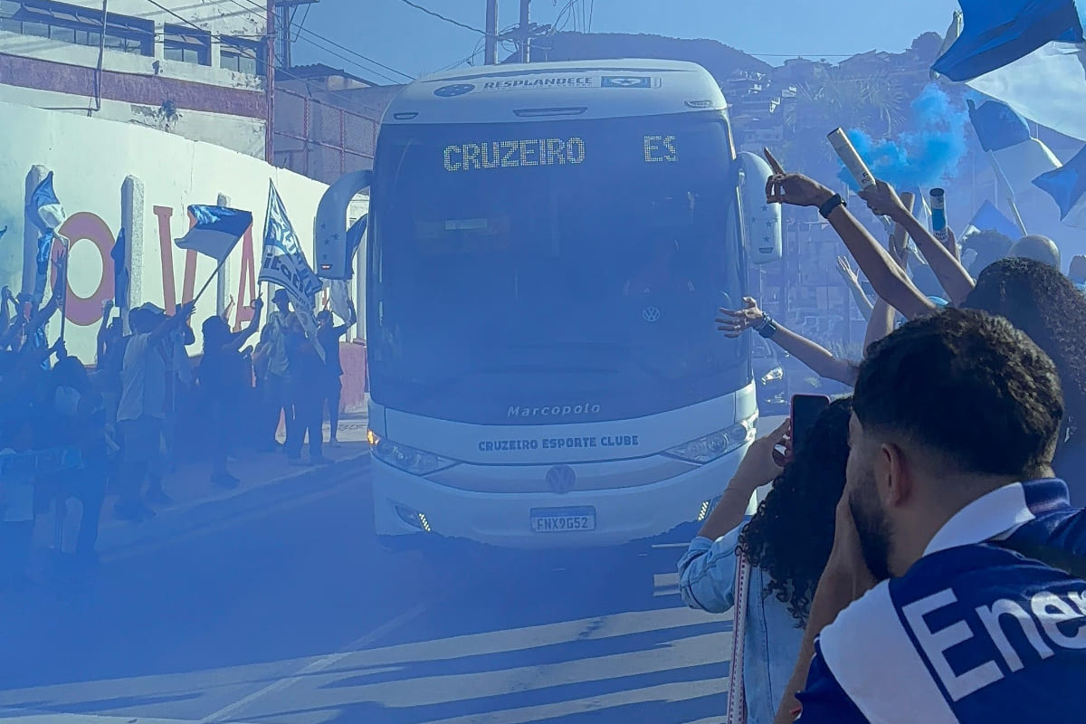 Recepo do nibus do Cruzeiro pela caravana da Desorganizada Cabulosa