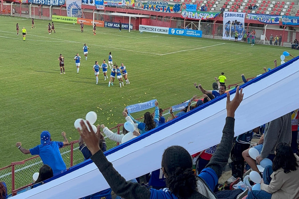 Torcida do Cruzeiro celebrando gol de Gaby Soares, o primeiro na vitria por 3 a 1 sobre a Ferroviria