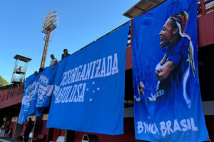 Bandeiras da Desorganizada Cabulosa no duelo entre Cruzeiro e Ferroviria (foto: Sofia Cunha/No Ataque)