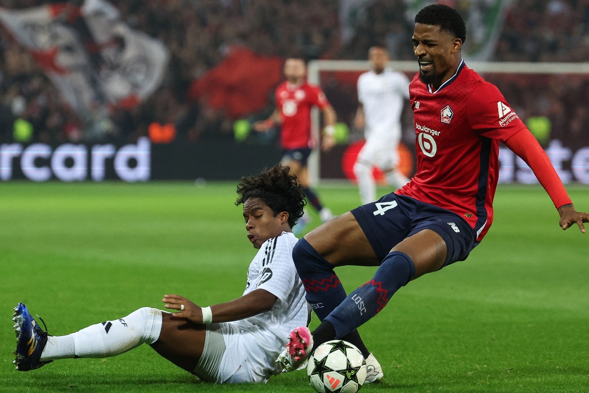 Alexsandro divide a bola com Endrick em Lille x Real Madrid - (foto: FRANCK FIFE / AFP - 02/10/2024)