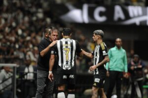 Cuca passa orientaes a Hulk e Rubens durante goleada do Atltico sobre o Maring, na Arena MRV (foto: Alexandre Guzanshe/EM/D.A. Press)