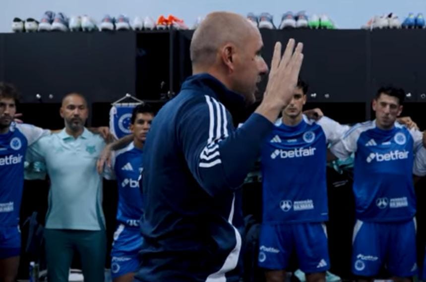 Preleo de Leonardo Jardim no vestirio do Cruzeiro - (foto: Reproduo/TV Cruzeiro) Preleo de Leonardo Jardim no vestirio do Cruzeiro - (foto: Reproduo/TV Cruzeiro)