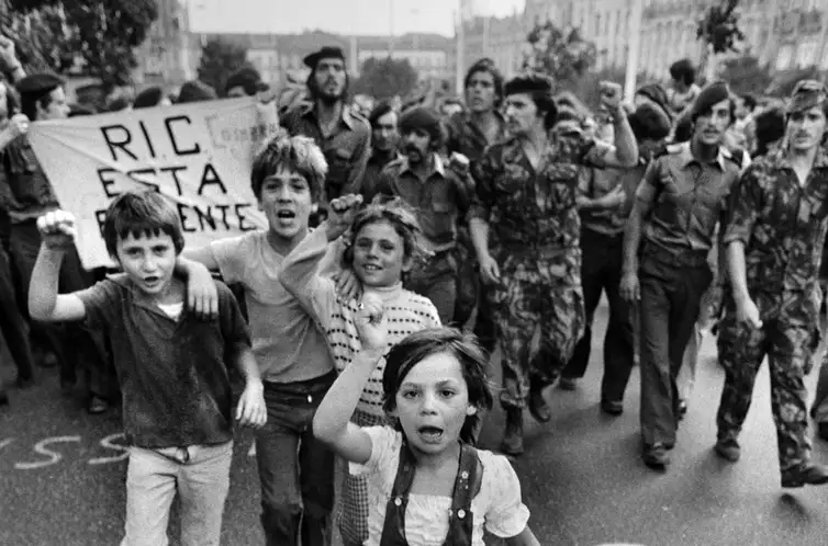Sebastião Salgado Mostra traz fotografias de Sebastião Salgado na Revolução dos Cravos. - Porto, Portugal, 1975. Foto: Sebastião Salgado
