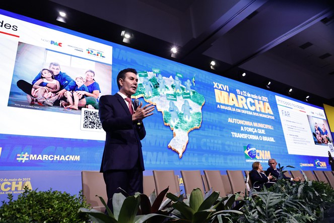 Ministro em frente ao painel do evento