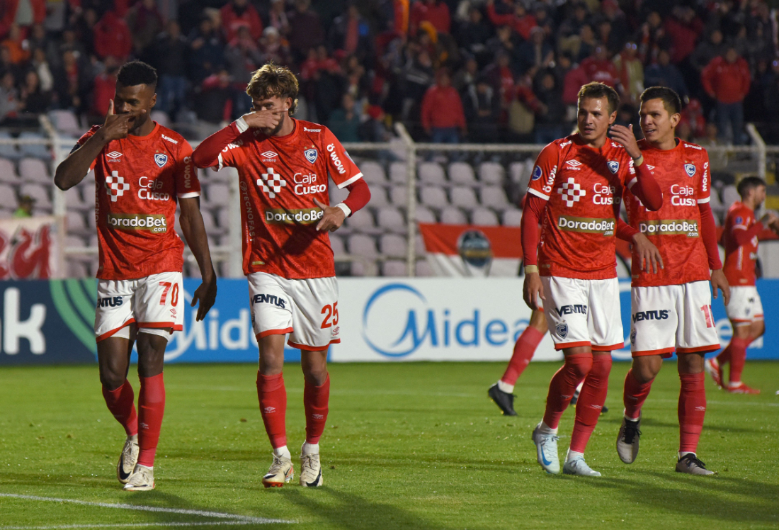 Gentile (segundo da esquerda para a direita) comemora gol pelo Cienciano - (foto: Ivan Flores/AFP) Gentile (segundo da esquerda para a direita) comemora gol pelo Cienciano - (foto: Ivan Flores/AFP)