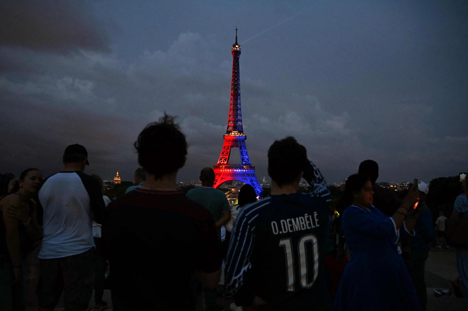 Torre Eiffel iluminada com as cores do PSG - (foto: Hugo Mathy/AFP)