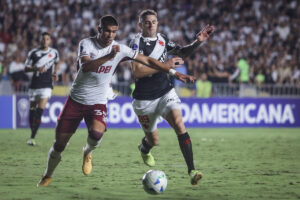 Jogadores de Vasco e Lans disputando bola (foto: Matheus Lima/Vasco)
