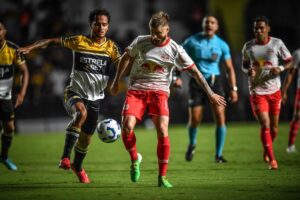 Jogadores de Cricima e Bragantino dividindo bola (foto: Ari Ferreira/Red Bull Bragantino)