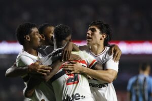 So Paulo vence Grmio no Morumbis pelo Campeonato Brasileiro (foto: Rubens Chiri e Paulo Pinto/SPFC)