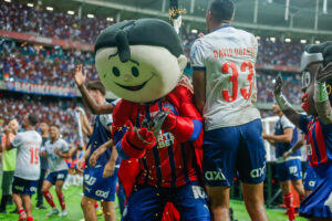 Jogadores do Bahia comemora triunfo no clssico contra o Vitria, na Fonte Nova (foto: Rafael Rodrigues/EC Bahia)